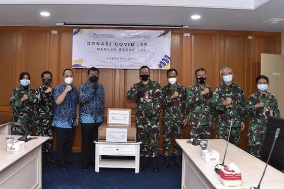 Puskes TNI Terima Donasi Material Kesehatan Covid-19 - JPNN.COM