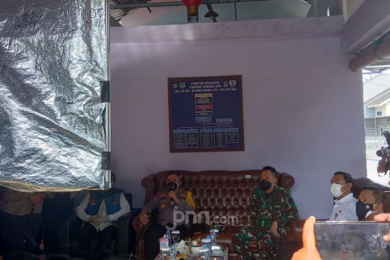 Irjen Fadil Imran Sapa Pasien Positif Covid-19 di Tangerang Lewat Virtual - JPNN.COM