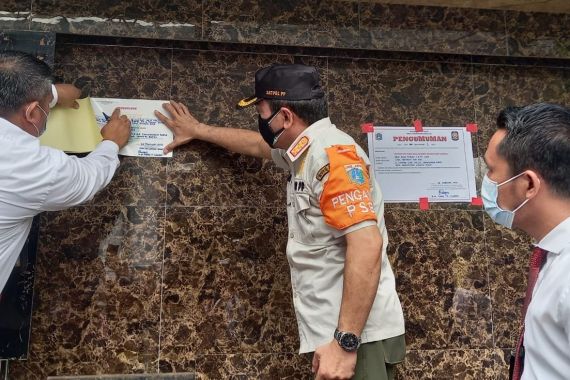 Satpol PP Segel Permanen Kafe RM, Lokasi Penembakan oleh Bripka CS - JPNN.COM
