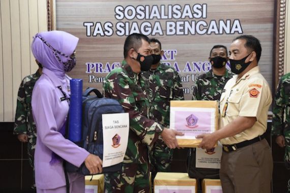 Ketua IKKT Cabang 10 Puspen TNI Berikan Bantuan Sosial Kepada Korban Banjir - JPNN.COM