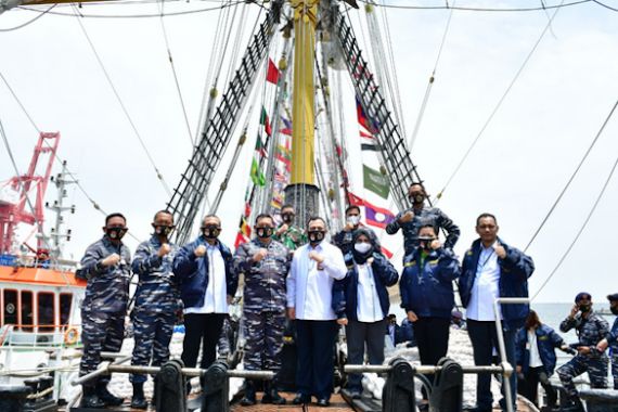 Wow, Penyerahan Tanah Rampasan Negara Berlangsung di Atas KRI Dewaruci, Disaksikan Dua Tokoh - JPNN.COM