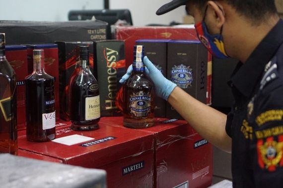 Bea Cukai Amankan Ratusan Botol Miras Ilegal dan Pemilik Tempat Hiburan Malam - JPNN.COM