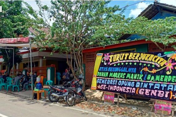 Isak Tangis Keluarga Sambut Kedatangan Jenazah Markus Manik Kasir Kafe RM - JPNN.COM