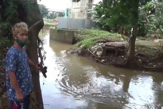 Jembatan Besi di Cipinang Melayu Ambruk, Pak Lurah: Sengaja Dipotong - JPNN.COM