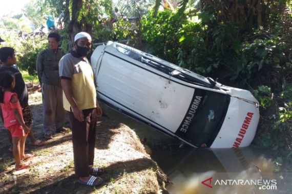 Ambulans Jatuh ke Sungai, 2 Orang Luka-luka - JPNN.COM