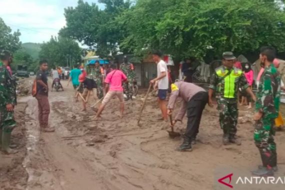 Polisi dan TNI Langsung Turun Bersihkan Lokasi Banjir di Dompu - JPNN.COM
