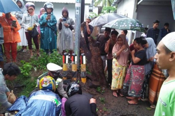 Pikap Tabrak Pohon Mangga, Belasan Orang Terlempar, Ada yang Meninggal Dunia - JPNN.COM