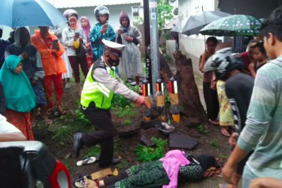 Mobil Pikap Mengangkut 14 Penumpang Kecelakaan, Hj Muaiti Terpental, Innalillahi - JPNN.COM