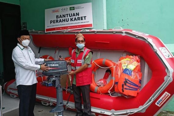 NU Care – Lazisnu Salurkan Bantuan Perahu Karet untuk Daerah Terdampak Banjir - JPNN.COM