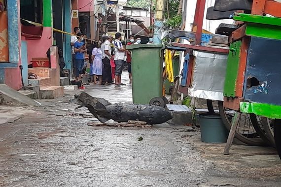 Penemuan Benda Diduga Mortir di Kali Cipinang Bikin Geger - JPNN.COM