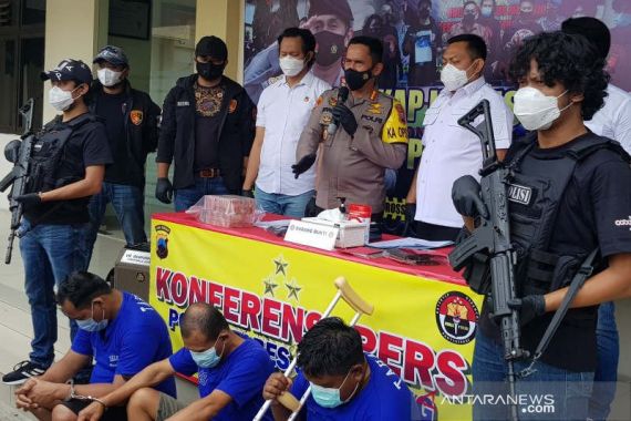 Polrestabes Semarang Tangkap Perampas Uang Toko Emas Sebanyak Rp 429 Juta - JPNN.COM