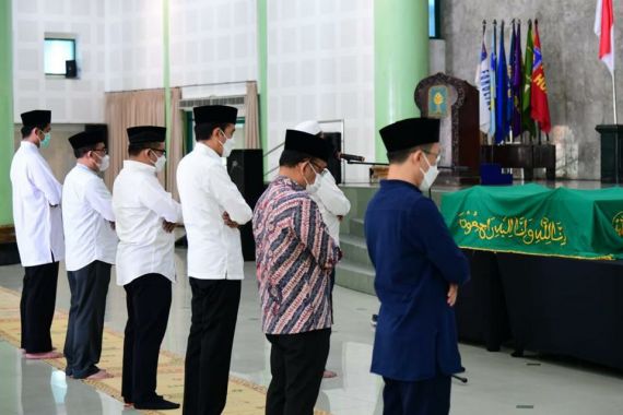 Ungkapan Presiden Jokowi Usai Menyalati Jenazah Artidjo Alkostar di Yogyakarta - JPNN.COM