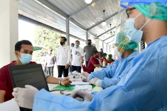 Tinjau Vaksinasi Massal di Yogyakarta, Jokowi Harap Ekonomi Segera Bergejolak - JPNN.COM