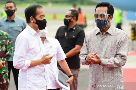 Didampingi Sultan, Jokowi Meninjau Abdi Dalem Divaksin - JPNN.COM