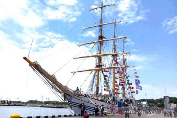 KRI Dewaruci Berlabuh di Cirebon, Eksplorasi Kejayaan Maritim  - JPNN.COM