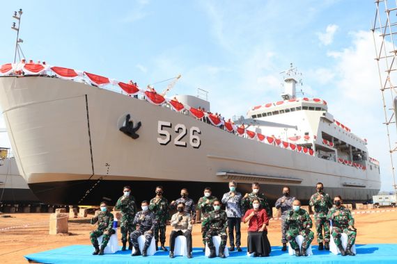 Kementerian Pertahanan Luncurkan KRI Teluk Weda, Kapal Angkut Tank Produksi Dalam Negeri - JPNN.COM