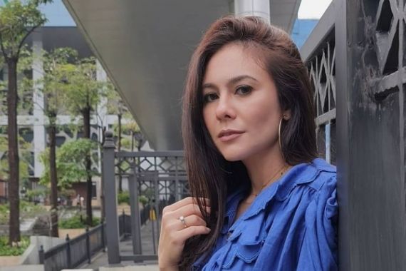 Di Ambang Perceraian, Wulan Guritno Masih Serumah dengan Adilla Dimitri - JPNN.COM