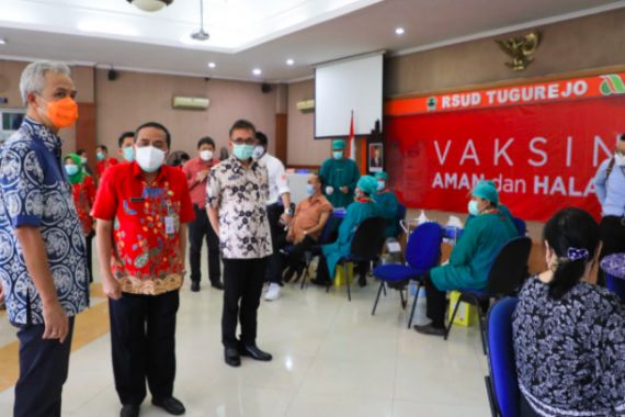 Pak Ganjar Pantau Vaksinasi Covid-19 untuk Pasukan TNI - JPNN.COM