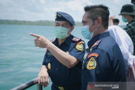 10 Kapal Asing Pencuri Ikan Ditenggelamkan di Perairan Batam - JPNN.COM