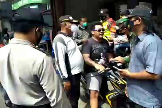 Mengaku Anak TNI, Pria Ini Tidak Percaya Covid-19, Melawan Petugas - JPNN.COM
