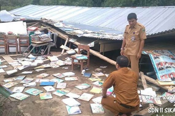 Bangunan SD Negeri Ini Ambruk Diterjang Angin Puting Beliung - JPNN.COM