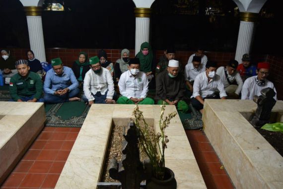 Jelang Muscab, Pengurus PKB Jakarta Berziarah ke Makam Habaib dan Pejuang - JPNN.COM