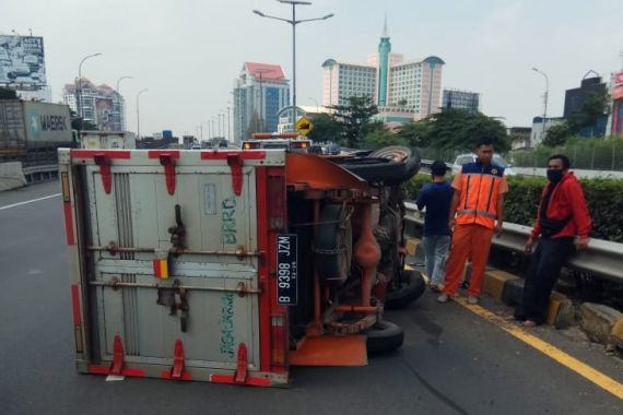 Mobil Boks Terguling di Tol Dalam Kota, Ini Penyebabnya - JPNN.COM