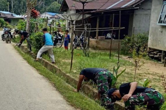 Keren, Satgas Pamtas Yonif 642 Bersihkan Jalan Desa Bersama Warga - JPNN.COM
