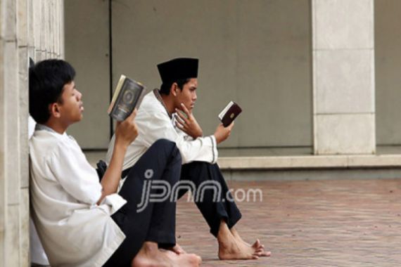 3 Trik Mengkhatamkan Al-Qur'an Selama Ramadan, Cara Nomor 2 Lebih Enteng - JPNN.COM