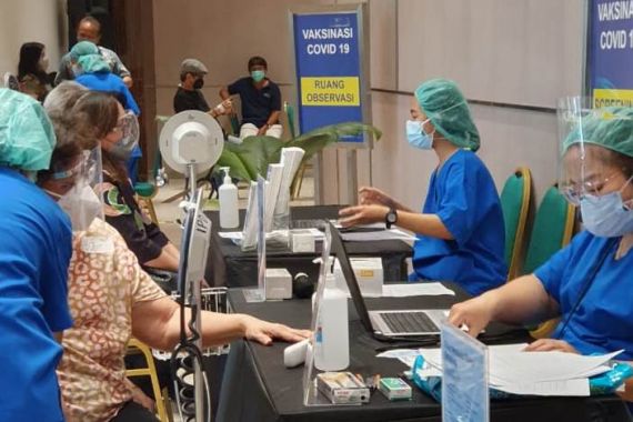 Siloam Hospitals TB Simatupang Melayani Vaksinasi COVID-19 untuk Lansia - JPNN.COM
