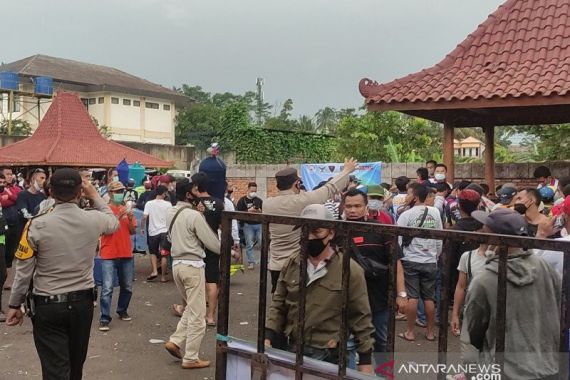 Kerumunan Massa Dibubarkan Polisi, AKP Anton: Ini Jelas Melanggar Protokol Kesehatan - JPNN.COM