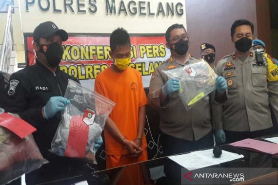 Uji Menyerahkan Diri ke Polisi Usai Membunuh Suparno di Hotel Syailendra Borobudur - JPNN.COM