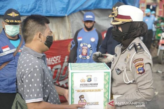 Patroli Polwan Presisi Bagikan Paket dari Irjen Rikwanto untuk Korban Kebakaran - JPNN.COM