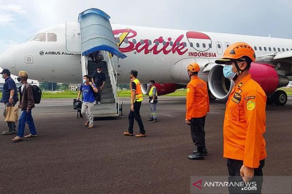 Pemindahan Pesawat Batik Air dari Tengah Landasan Pacu Menunggu Alat dari Batam - JPNN.COM