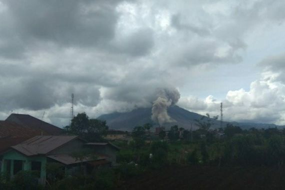 Gunung Sinabung Erupsi Lagi, Waspada Lahar Dingin - JPNN.COM
