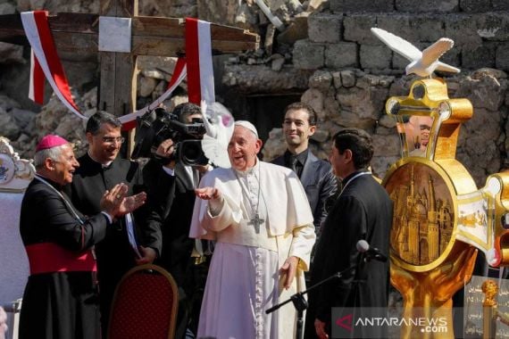 Kunjungi Irak, Paus Fransiskus Dengarkan Kisah Pilu Korban Kekhalifahan ISIS - JPNN.COM