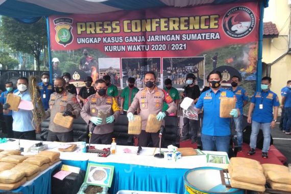 Sembilan Pengedar Ditangkap, Polres Metro Jakarta Barat Amankan 144,5 Ton Ganja di Sumut - JPNN.COM