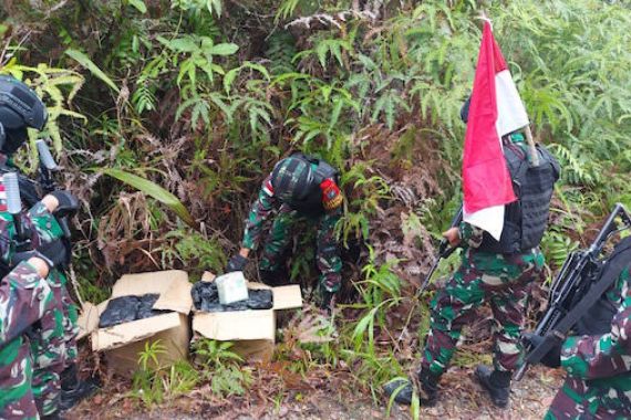 Lihat Nih, Prajurit TNI Temukan 2 Kotak Kardus di Jalur Ilegal, Isinya Bikin Melongo - JPNN.COM