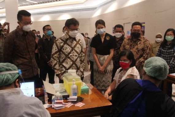 39 RS Jaringan Siloam Hospitals Mengerahkan Tenaga Medis untuk Vaksinasi COVID-19 - JPNN.COM