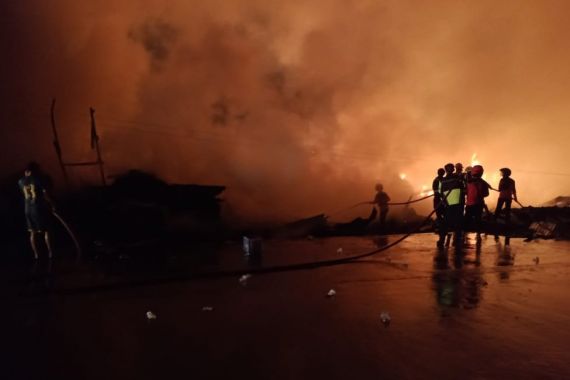 Kebakaran Hebat di Bekasi, Sembilan Mobil Damkar Dikerahkan Padamkan Api - JPNN.COM