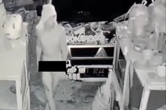 Pencuri Ini Cuma Pakai Celana Saat Beraksi, Tetap Saja Terekam CCTV - JPNN.COM