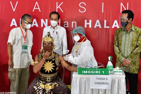 Lihat Nih, Jokowi Saksikan Gatot Kaca Disuntik Vaksin - JPNN.COM