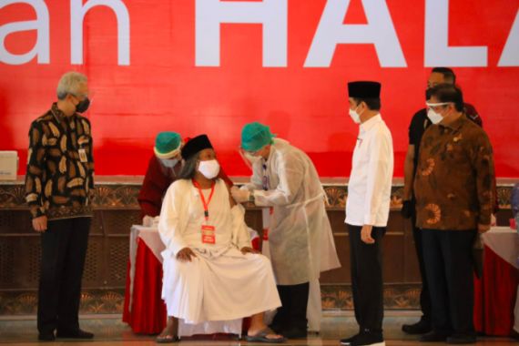 Ratusan Tokoh Agama Jateng Mendapatkan Vaksin Covid-19, Presiden Jokowi dan Pak Ganjar Dipuji - JPNN.COM