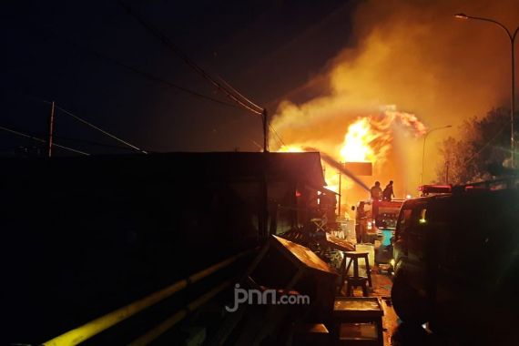 Kebakaran Hebat di Bekasi, Akses Jalur Pantura Ditutup Sementara - JPNN.COM