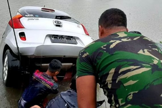 Mobil Tercebur ke Kanal, Suami Istri Keluar dari Jendela, Prajurit Marinir Turun Tangan - JPNN.COM