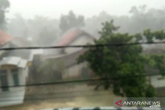 Pamekasan Dilanda Hujan Deras dan Angin Kencang, Petugas BPBD Siaga - JPNN.COM