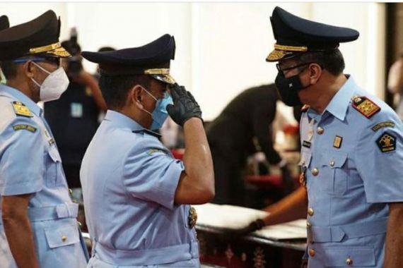 Yasonna Lantik Jenderal Polisi Menjadi Sekjen Kemenkumham - JPNN.COM