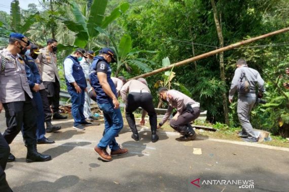 Polres Sumedang Larang Bus Gunakan Jalur Wado-Garut karena Rawan Kecelakaan - JPNN.COM