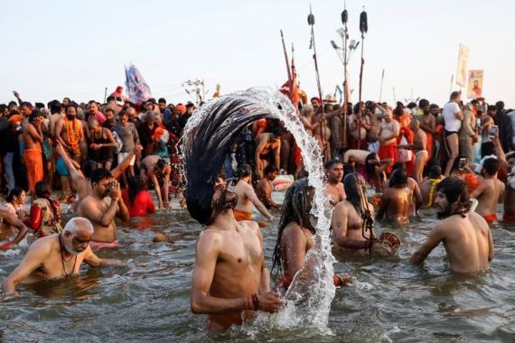 Ribuan Umat Hindu Mencebur ke Sungai Gangga, Ada yang Bawa Pedang dan Trisula - JPNN.COM