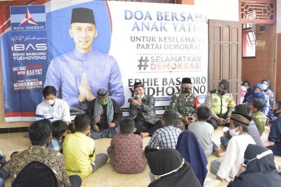 Relawan EBY Santuni Anak Yatim di Desa Wonorejo Trenggalek - JPNN.COM